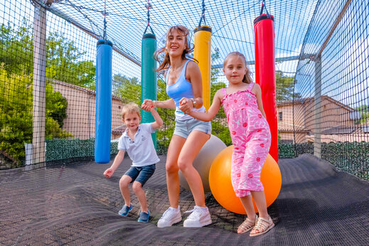 Trampoline speelzone voor kinderen op camping CLICOCHIC Orée d'Azur in OPIO.