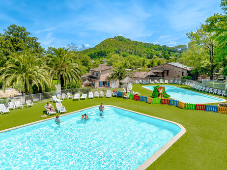 Buitenzwembaden en kinder speeltuin op camping CLICOCHIC Orée d'Azur in OPIO (06).