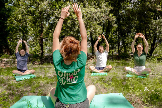 Groeps yogasessie buiten op camping CLICOCHIC Orée d'Azur OPIO (06).