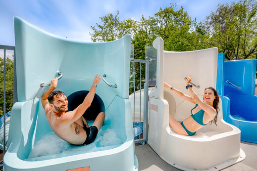 Waterglijbanen met lachende volwassenen op camping CLICOCHIC Orée d'Azur in OPIO (06).