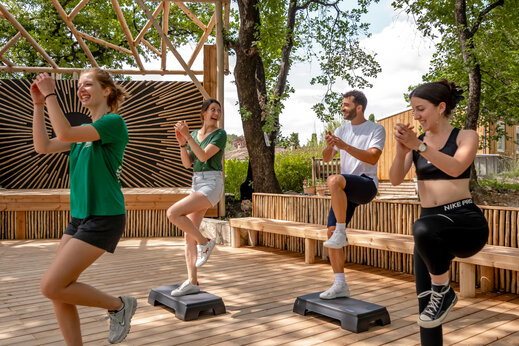 Groepsfitnessles op buitenpodium op camping CLICOCHIC Orée d'Azur in OPIO (06).