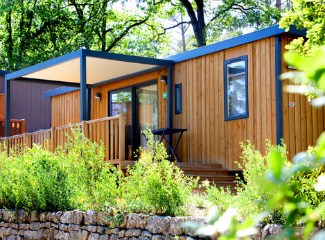 Moderne stacaravan met overdekt terras op camping CLICOCHIC Orée d'Azur OPIO (06).
