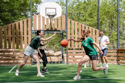 Multisportterrein met vrienden die basketballen op camping CLICOCHIC Orée d'Azur in OPIO (06).