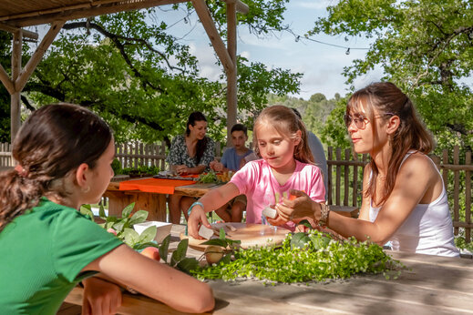 Creatieve familieactiviteit buiten op camping CLICOCHIC Orée d'Azur in OPIO (06).