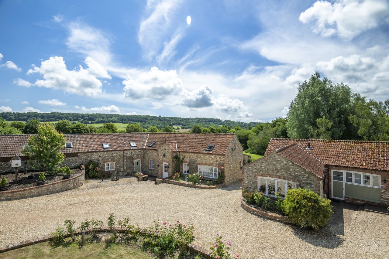 Stenen huisjes en grindhof, luchtfoto op camping CAPFUN UK Otter Falls in Upottery Nr Honiton.
