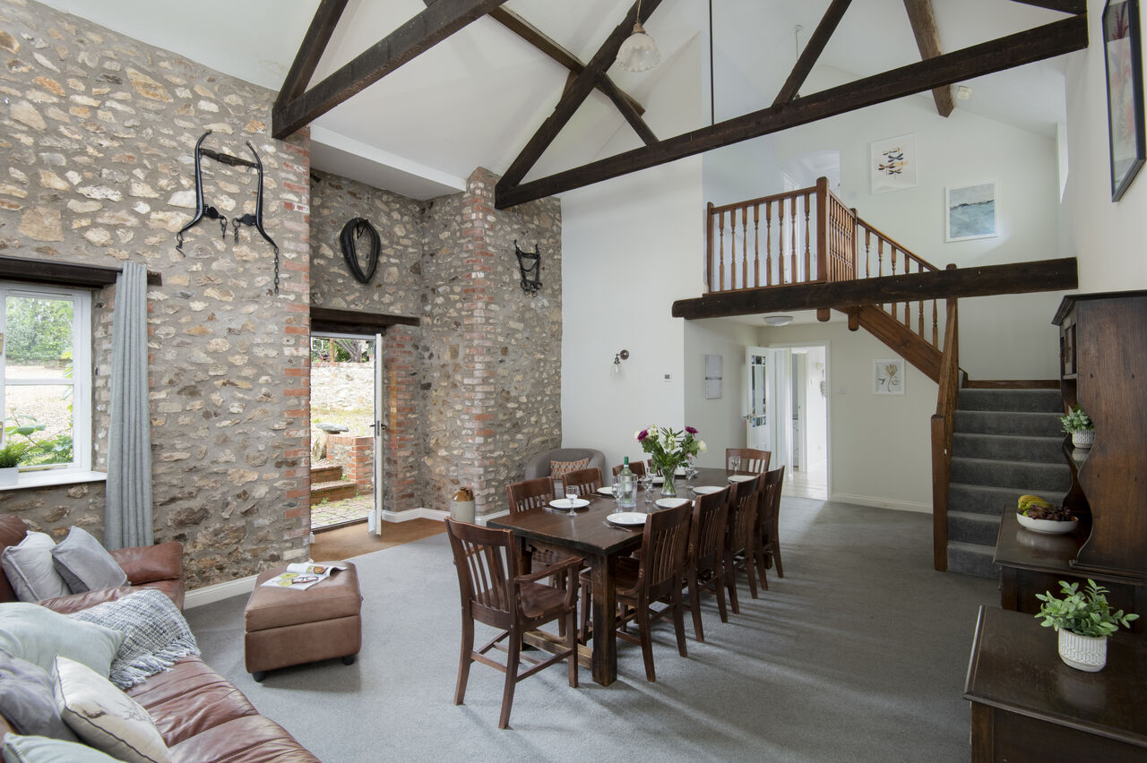 Ruime rustieke woon-eetkamer op camping CAPFUN UK Otter Falls in Upottery Nr Honiton.