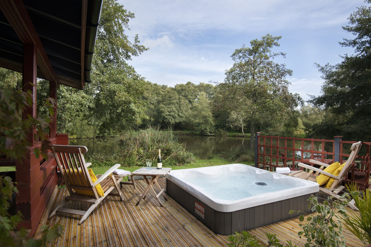 Priv� jacuzzi op Mobil-home terras, uitzicht meer, bij CAPFUN UK Otter Falls.