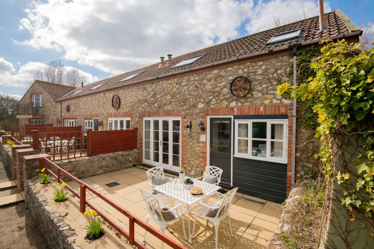 Priv�terrassen en stenen accommodaties op camping CAPFUN UK Otter Falls in Upottery Nr Honiton.