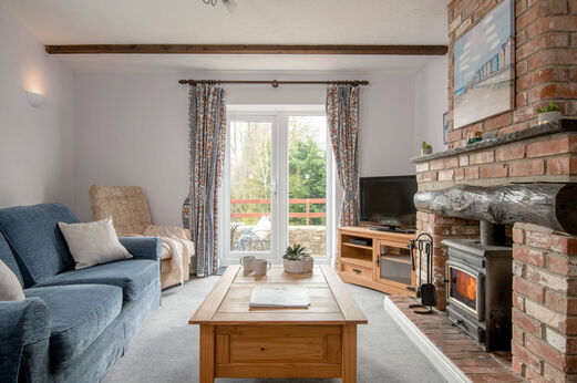 Woonkamer stacaravan, open haard, bank CAPFUN UK Otter Falls Upottery.
