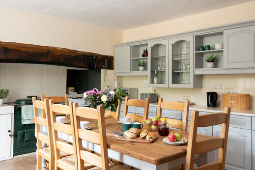 Volledig uitgeruste keuken en eethoek in accommodatie op camping CAPFUN UK Otter Falls.