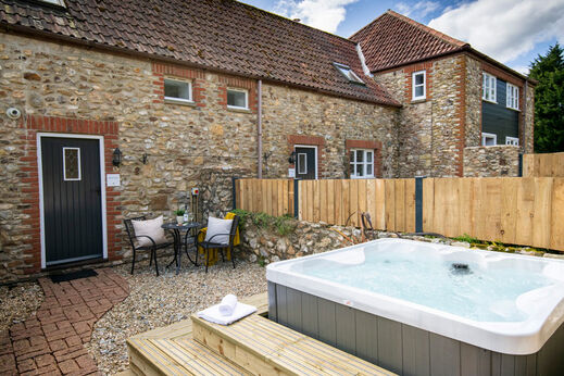 Privé jacuzzi buiten, accommodatie CAPFUN UK Otter Falls in Upottery Nr Honiton.