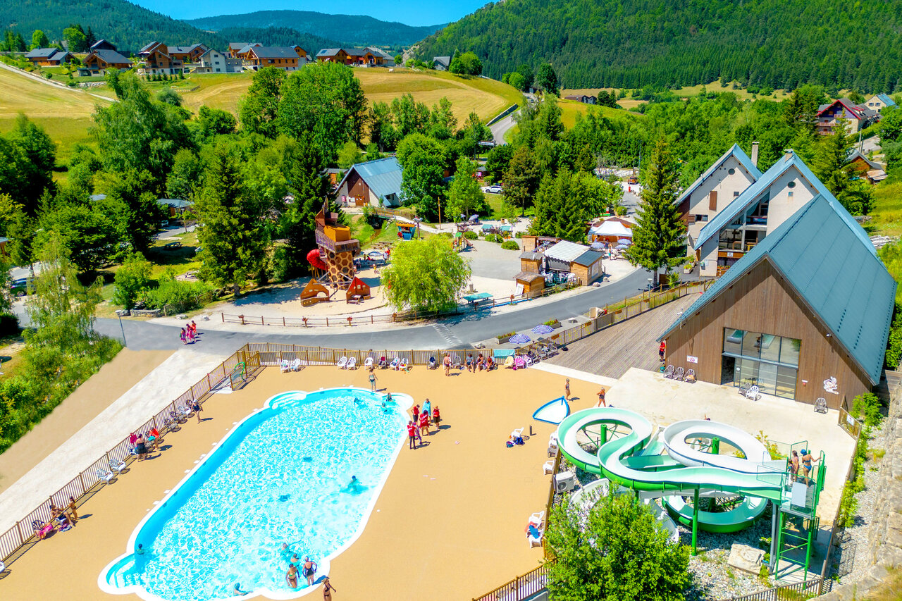 Buitenzwembad met waterglijbanen en speeltuin op camping CAPFUN Oursi�re in Villard de Lans (38).
