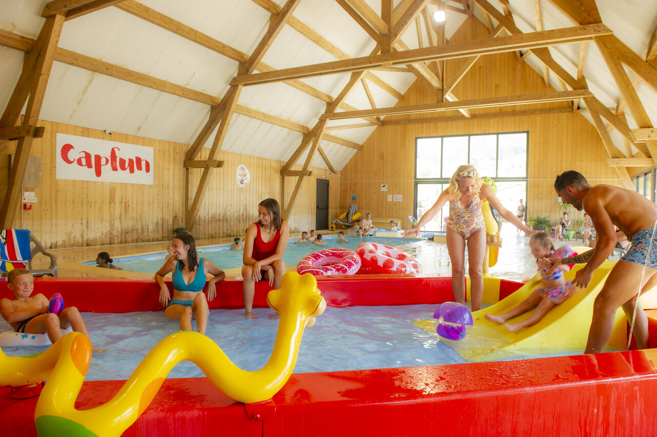 Binnenzwembad, glijbaan, waterspellen op camping CAPFUN Oursi�re in Villard de Lans (38).