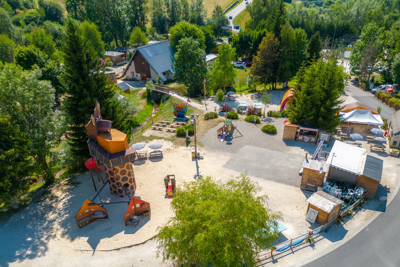 Groot speelcomplex voor kinderen op camping CAPFUN Oursi�re, Villard de Lans.