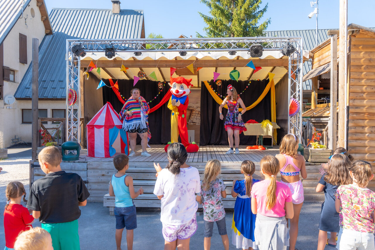 Animatievoorstelling met mascotte en kinderen op camping CAPFUN Oursi�re in Villard de Lans (38).