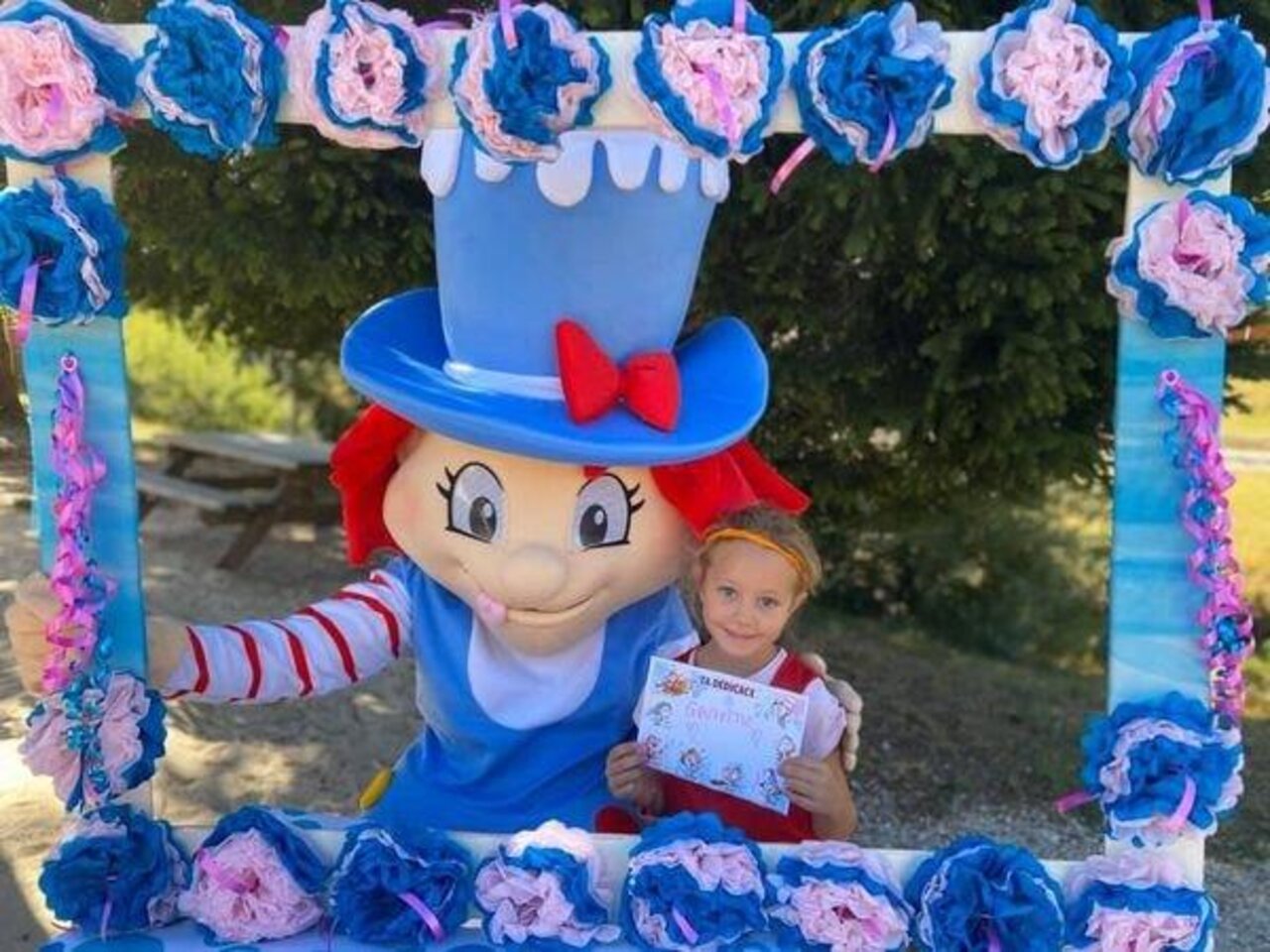 Kind met mascotte en feestelijk kader, animatie op camping CAPFUN Oursi�re in Villard de Lans.