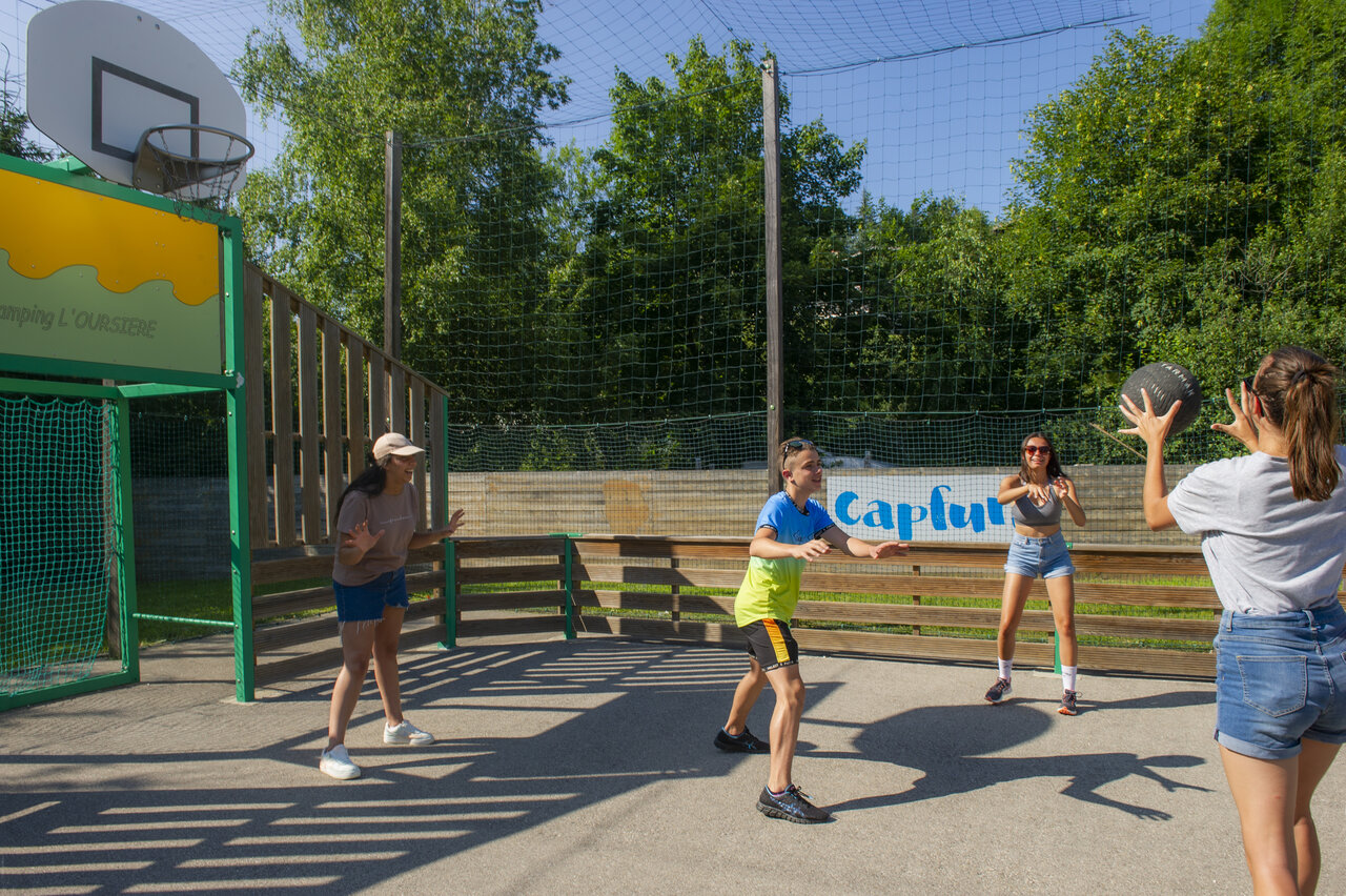 Jongeren spelen balspel op multisportterrein op camping CAPFUN Oursi�re in Villard de Lans (38).