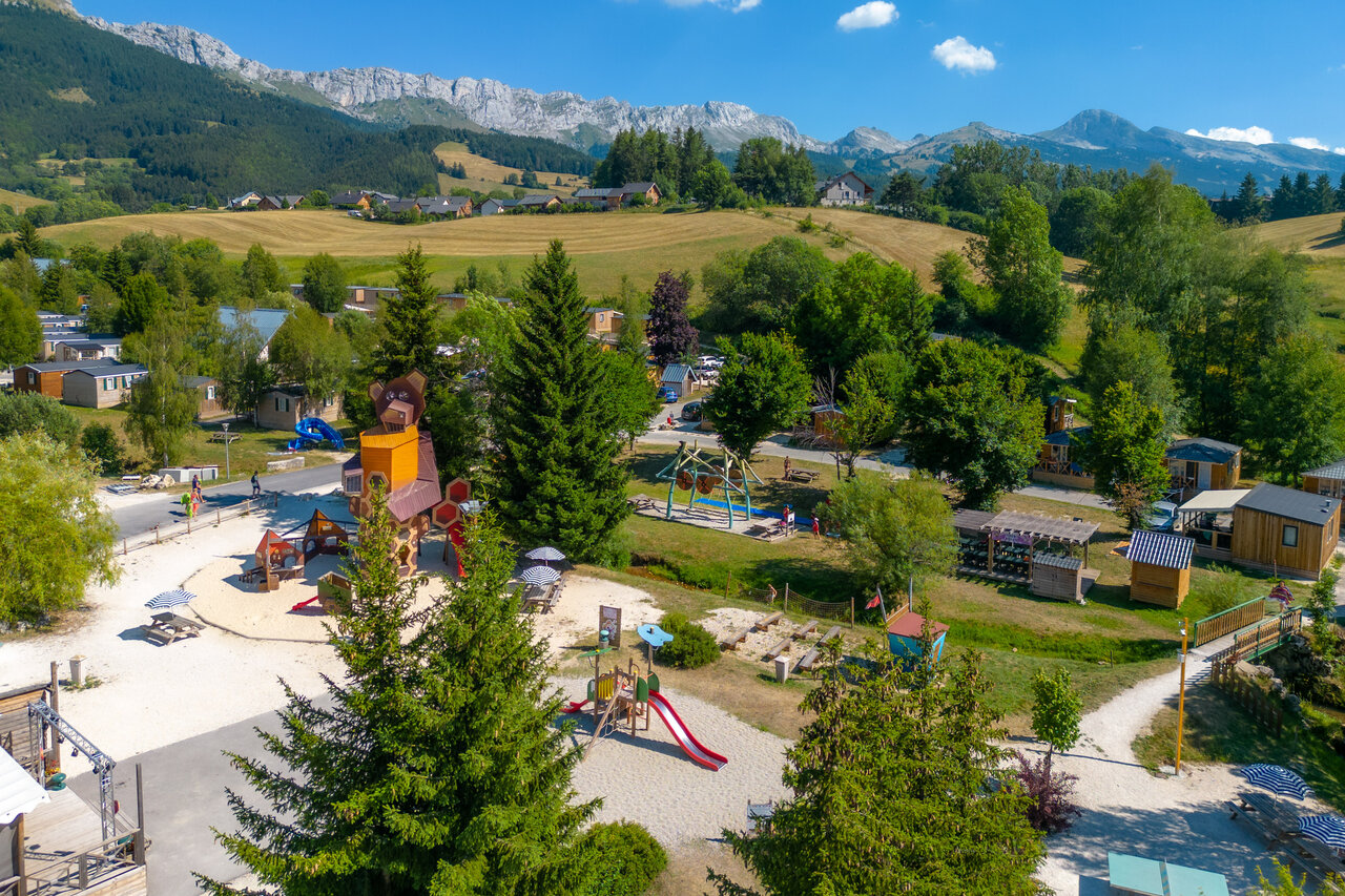 Speeltuin met glijbanen en speeltoestellen op camping CAPFUN Oursi�re in Villard de Lans (38).