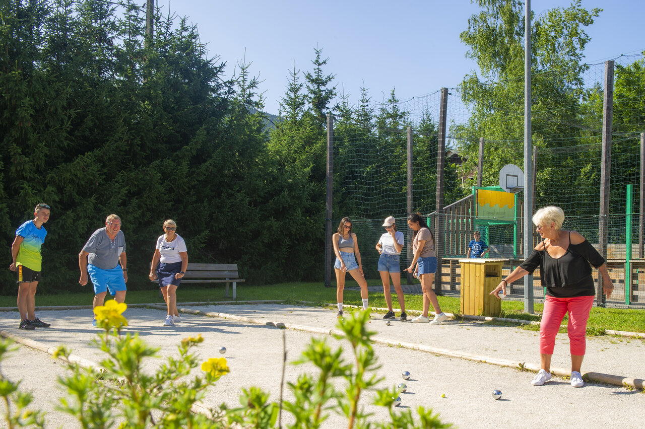 Petanque-activiteit voor iedereen op camping CAPFUN Oursi�re in Villard de Lans (38).
