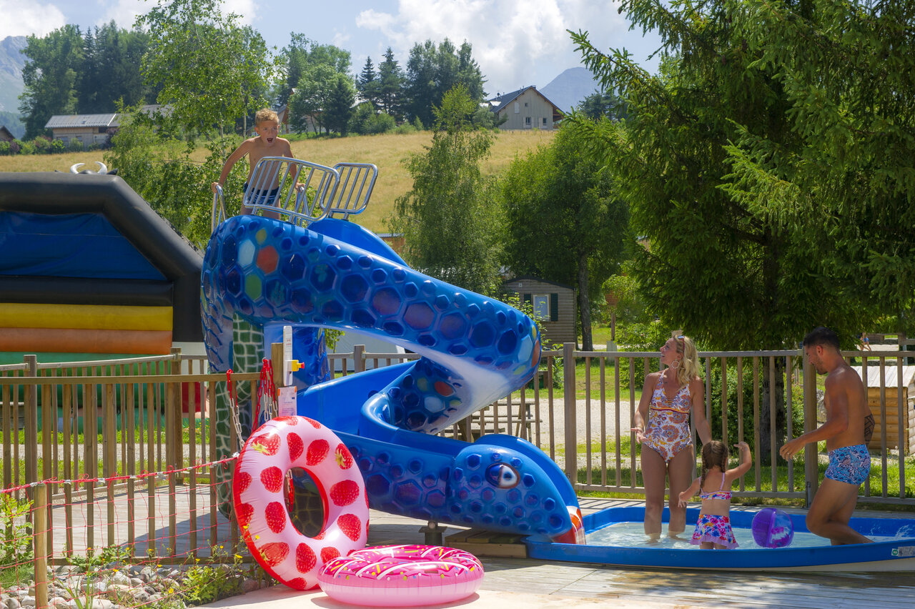 Waterglijbaan en kinderbad met familie op camping CAPFUN Oursi�re in Villard de Lans (38).