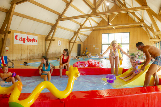 Verwarmd binnenzwembad met glijbaan en waterspellen op camping CAPFUN Oursière in Villard de Lans (38)