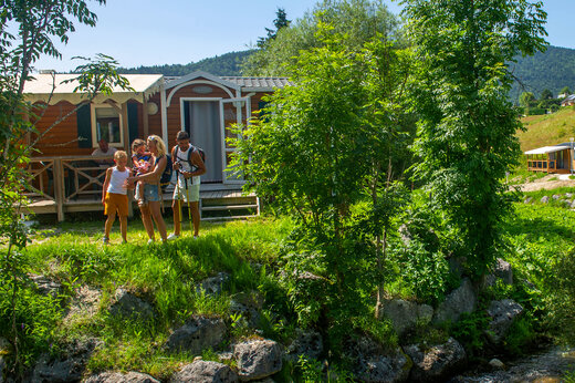 Familie stacaravan met terras op CAPFUN Oursière camping, Villard de Lans (38).