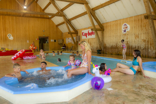 Verwarmd binnenzwembad en familie jacuzzi op camping CAPFUN Oursi�re te Villard de Lans.
