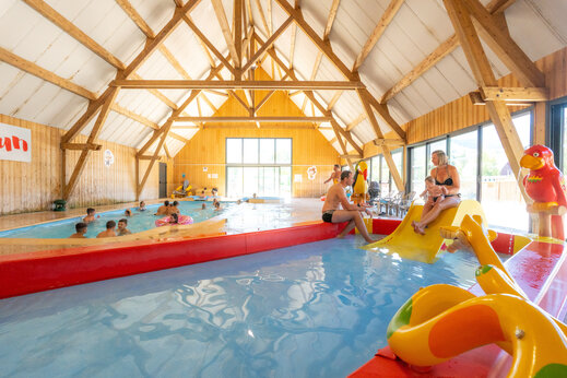 Binnenzwembad, glijbaan en waterspeeltuin op camping CAPFUN Oursière in Villard de Lans.