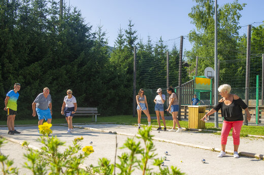 Petanquebaan en spelers op camping CAPFUN Oursière in Villard de Lans (38).