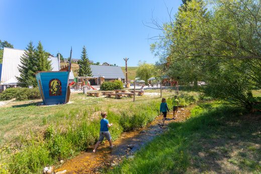 Kinderen spelen in de beek op camping CAPFUN Oursière in Villard de Lans.