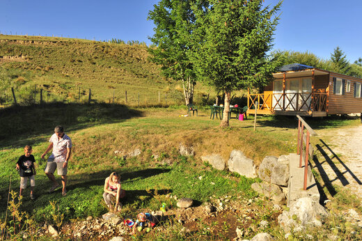 Stacaravan, familie en beekje op camping CAPFUN Oursi�re in Villard de Lans.