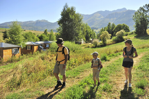 Familie wandelt, natuur en bergen bij CAPFUN Oursière, Villard de Lans (38).