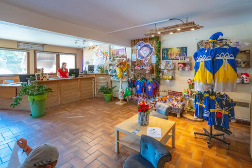 Warm welkom en souvenirwinkel op camping CAPFUN Oursière in Villard de Lans (38).