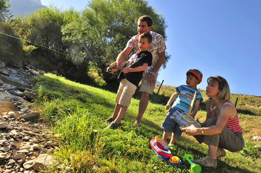 Familie vist in de rivier met kinderen op camping CAPFUN Oursière in Villard de Lans (38)