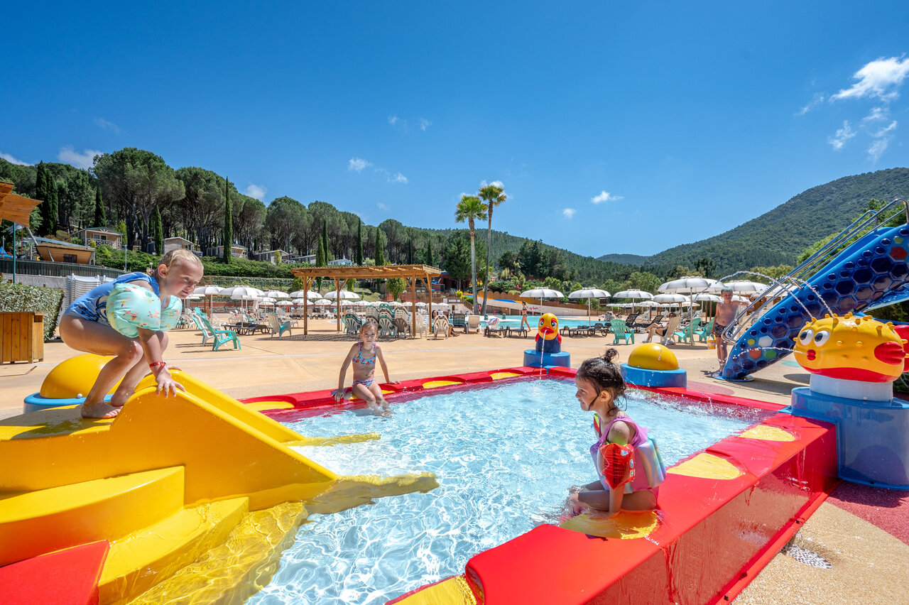 Speelzwembad en waterspelen voor kinderen op camping CAPFUN Pachacaid in La Mole (83).