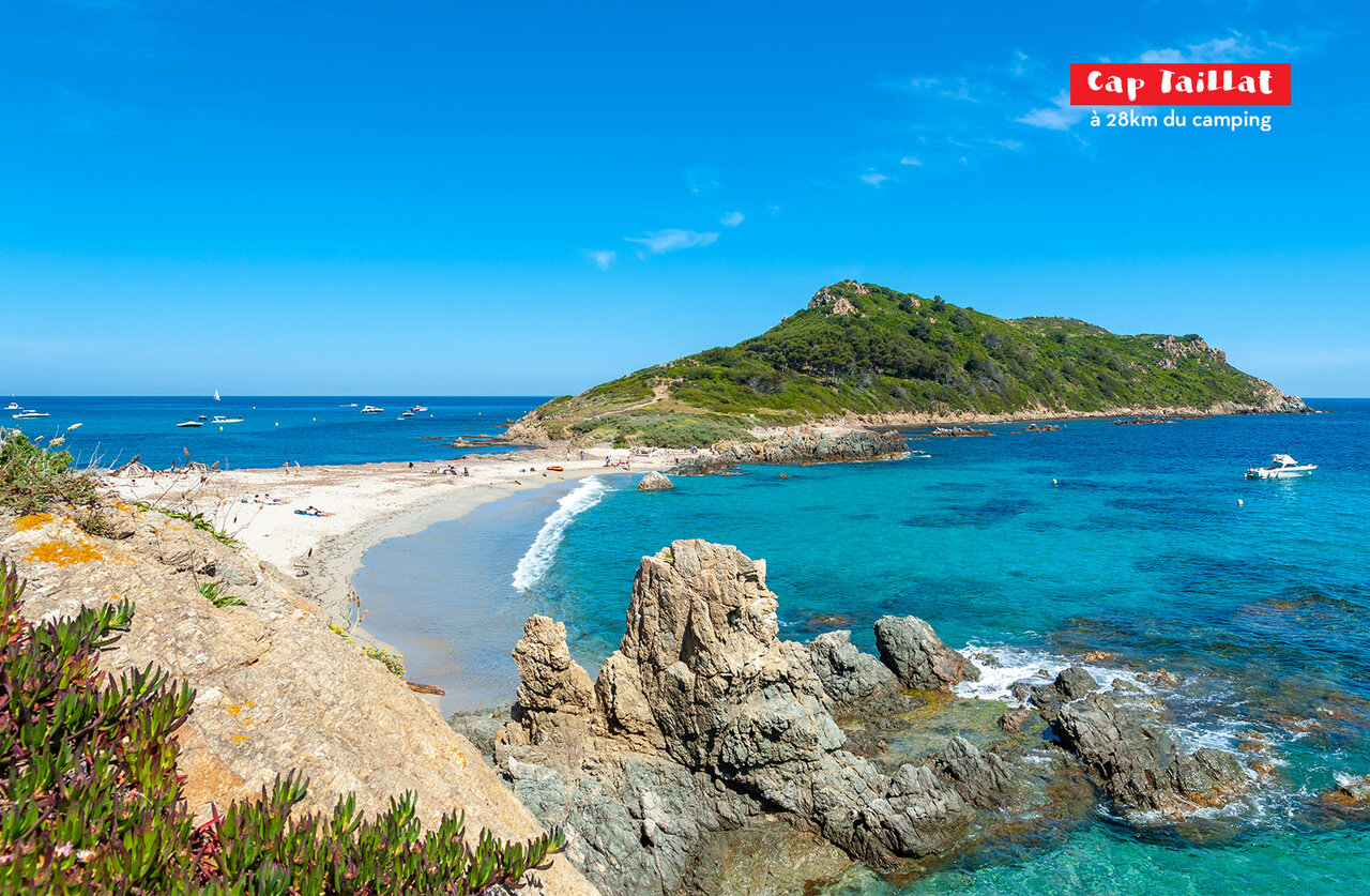 Cap Taillat, prachtig strand en rotsachtige kust bij Saint-Tropez, Var.