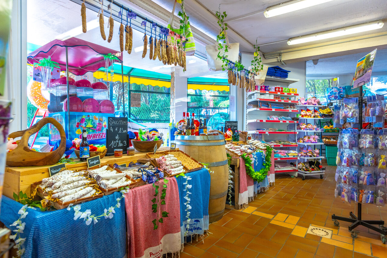 Campingwinkel, vleeswaren, worsten, dranken bij CAPFUN Pachacaid, La Mole (83).