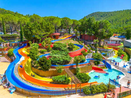 Waterpark met glijbanen en zwembaden op camping CAPFUN Pachacaid in La Mole (83).