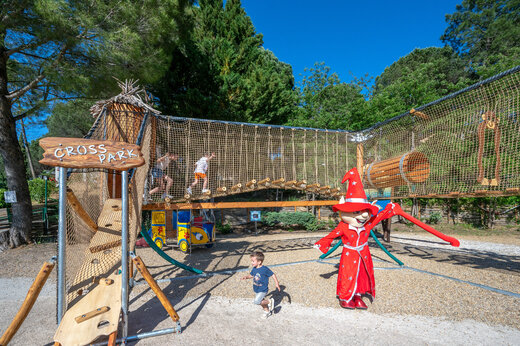 Speeltuin Cross Park, avonturenstructuur op camping CAPFUN Pachacaid in La Mole (83).