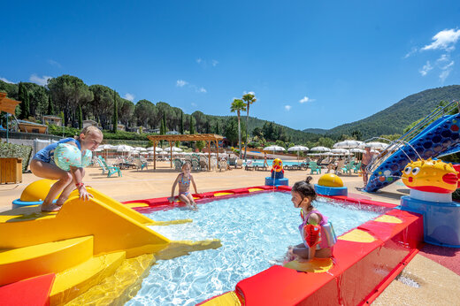 Kinderwaterpark, glijbanen en waterspellen op camping CAPFUN Pachacaid in La Mole (83).