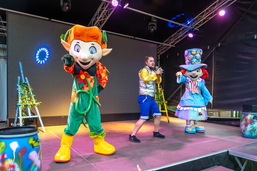 Mascottes en animator op podium voor animatie op camping CAPFUN Pachacaid.