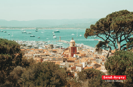 Haven van Saint-Tropez met iconische klokkentoren en jachten, Côte d'Azur.