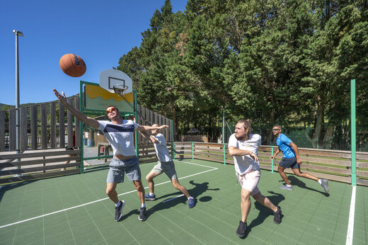 Basketbal op multisportterrein, camping CAPFUN Pachacaid in La Mole (83).