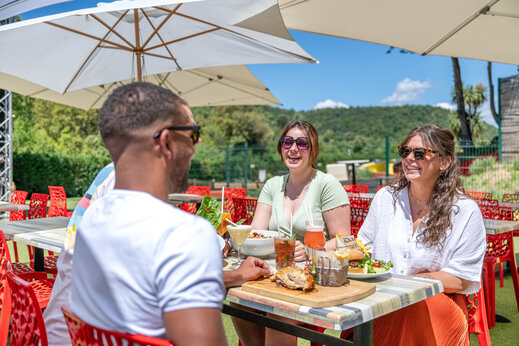 Maaltijd op het terras van het restaurant van camping CAPFUN Pachacaid in La Mole (83).