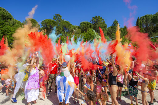Kleurrijke animatie met Holi-poeder en deelnemers op camping CAPFUN Pachacaid, La Mole (83).