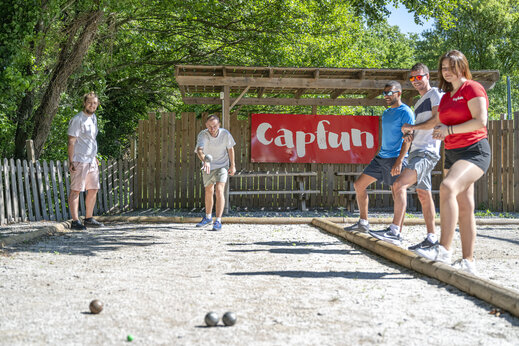 Petanque spelers op de jeu de boules baan op camping CAPFUN Pachacaid in La Mole (83).