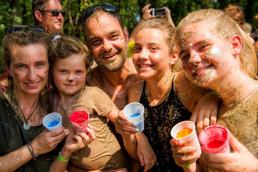 Lachende familie met glitter, feestelijke animatie op camping CAPFUN Pachacaid in La Mole.