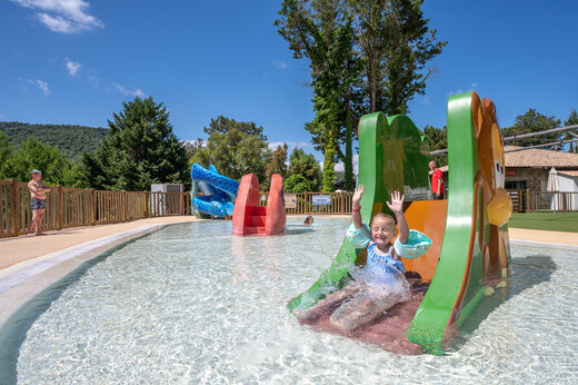 Waterglijbanen en kinderzwembad op camping CAPFUN Pachacaid in La Mole (83).