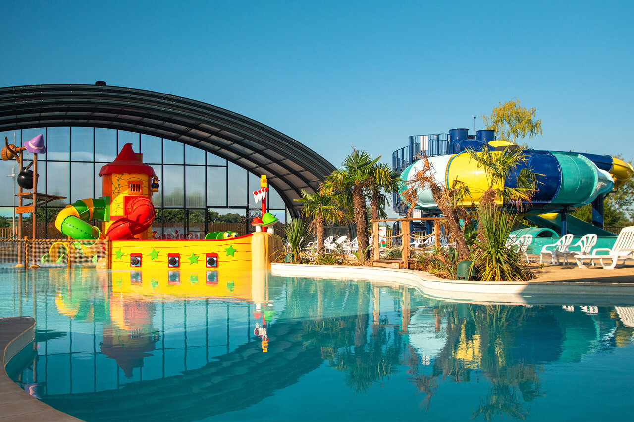 Zwembad met piratenschip en waterglijbanen op camping CAPFUN Pachy in FOSSES LA VILLE.