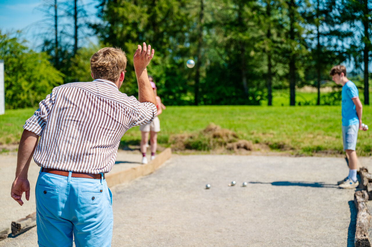 Petanque spelers op de speciale baan bij camping CAPFUN Pachy in FOSSES LA VILLE.